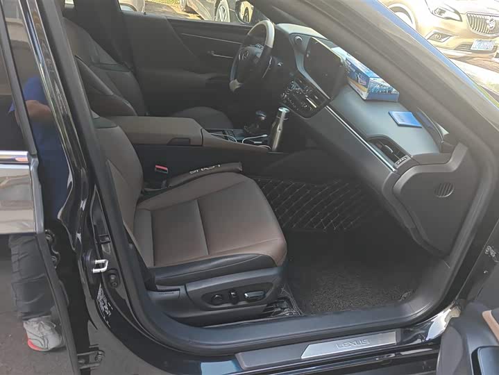 Фото 8 - Lexus ES