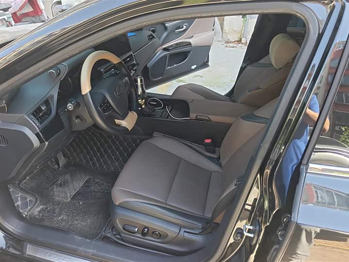Фото 9 - Lexus ES