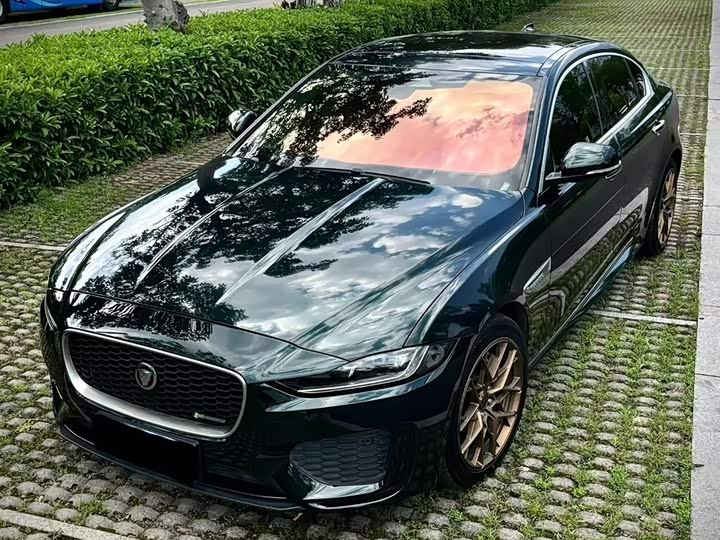 Фото 1 - Jaguar XE L