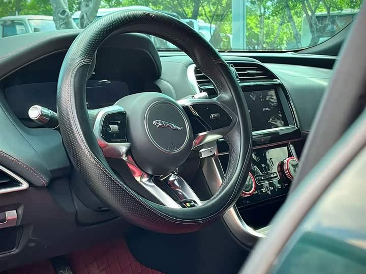 Фото 7 - Jaguar XE L