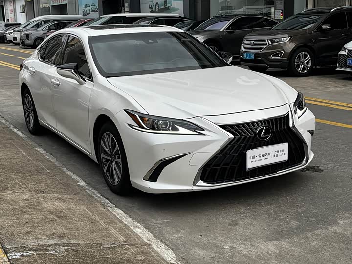 Фото 6 - Lexus ES
