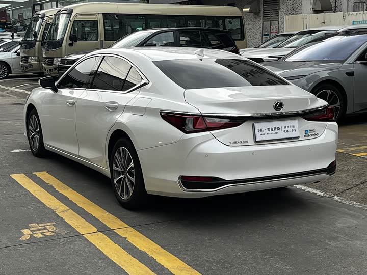 Фото 8 - Lexus ES