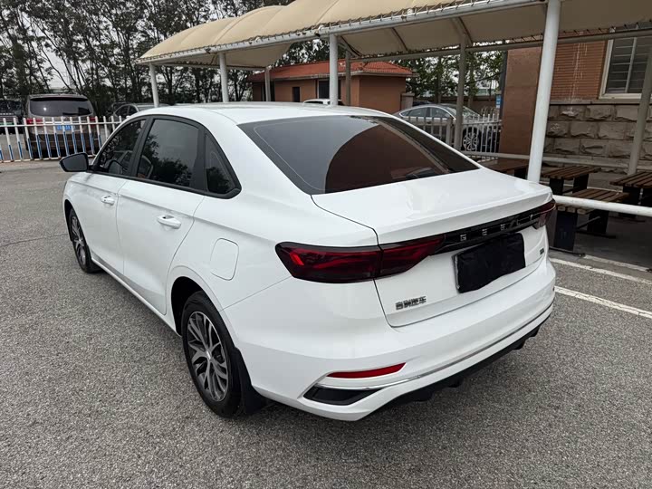 Фото 7 - Geely Emgrand
