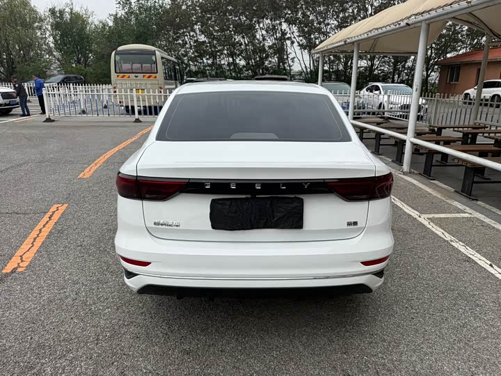 Фото 8 - Geely Emgrand