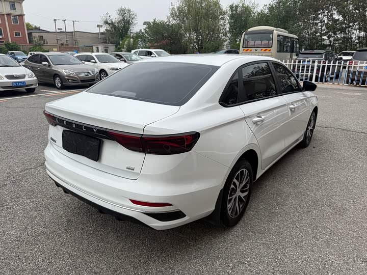 Фото 9 - Geely Emgrand