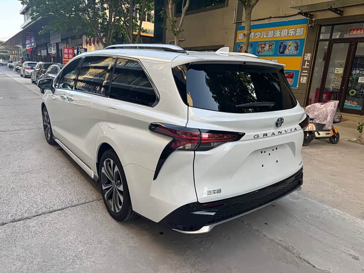 Фото 7 - Toyota Granvia