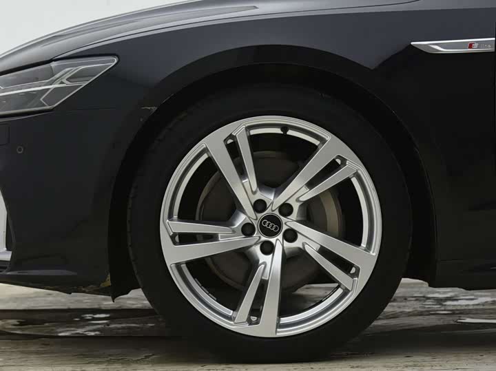 Фото 9 - Audi A7L
