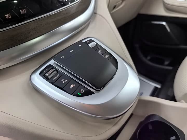 Фото 9 - Mercedes-Benz V-Class