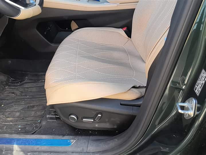 Фото 9 - Geely Monjaro