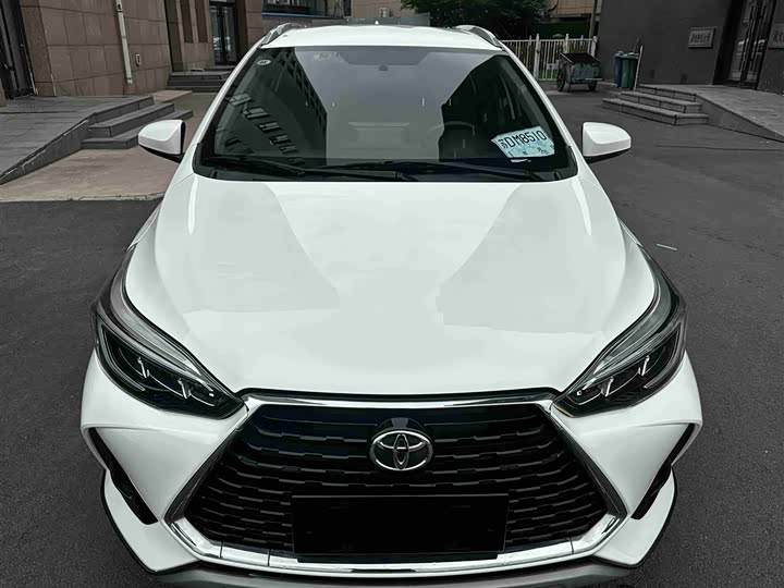 Фото 2 - Toyota Yaris L Hatchback