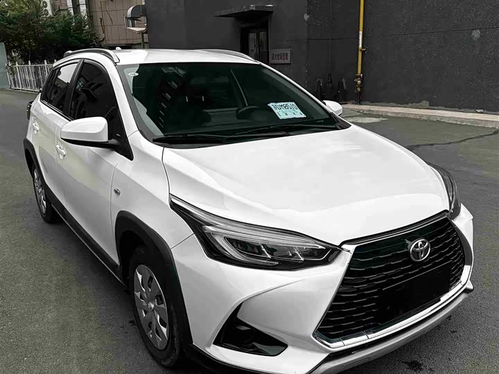 Фото 3 - Toyota Yaris L Hatchback