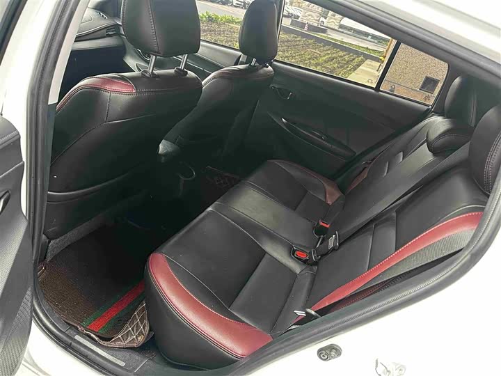 Фото 4 - Toyota Yaris L Hatchback