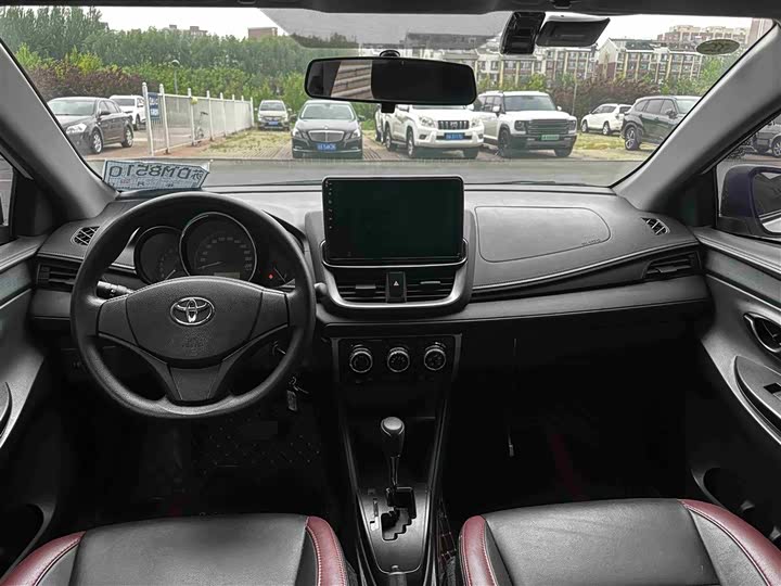 Фото 5 - Toyota Yaris L Hatchback