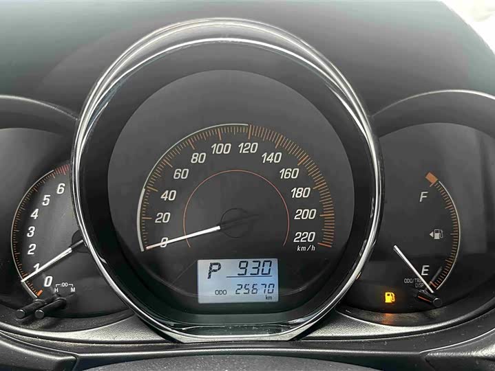 Фото 6 - Toyota Yaris L Hatchback