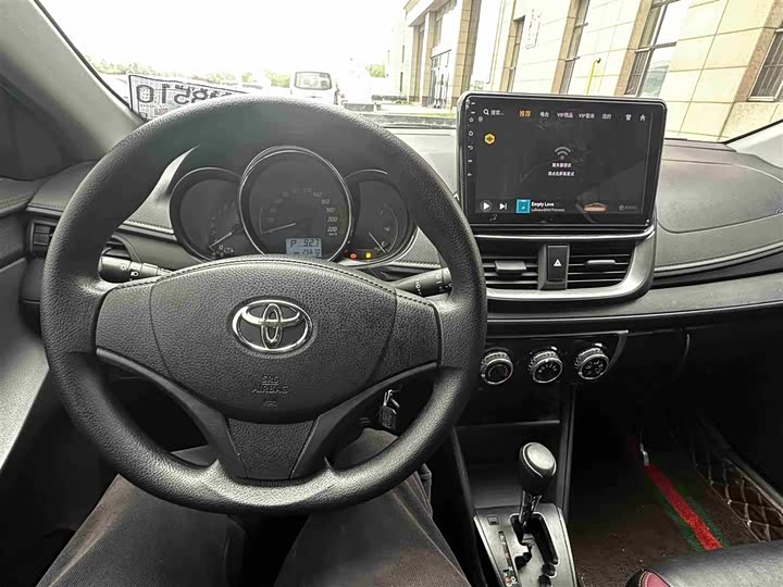 Фото 8 - Toyota Yaris L Hatchback