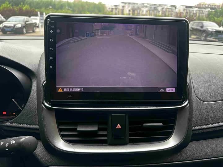 Фото 9 - Toyota Yaris L Hatchback