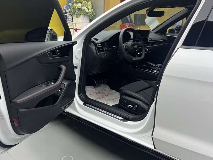 Audi A4L 2025 2025款 200万辆悦享版 40 TFSI 豪华动感型