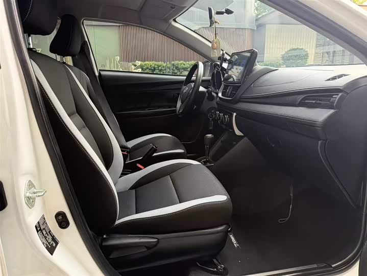 Фото 3 - Toyota Yaris L Hatchback