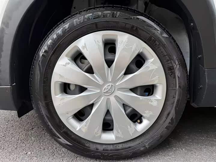 Фото 5 - Toyota Yaris L Hatchback
