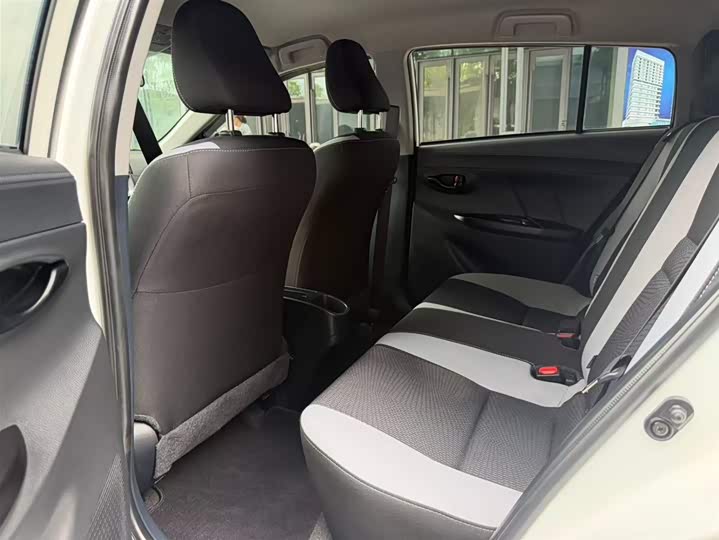 Фото 7 - Toyota Yaris L Hatchback