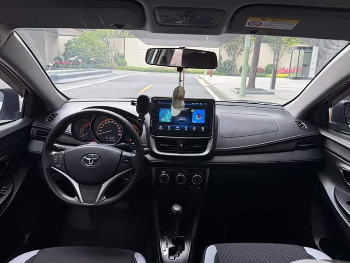 Фото 9 - Toyota Yaris L Hatchback