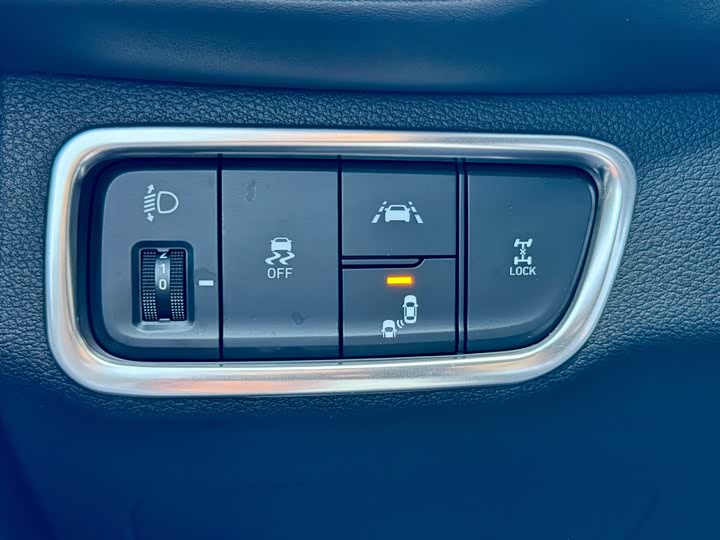 Фото 9 - Hyundai Santa Fe