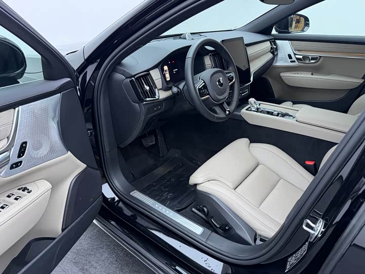 Volvo S90 Hybrid 2026 2026款 插电式混动 四驱长续航智雅豪华版