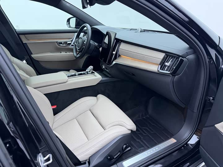 Volvo S90 Hybrid 2026 2026款 插电式混动 四驱长续航智雅豪华版