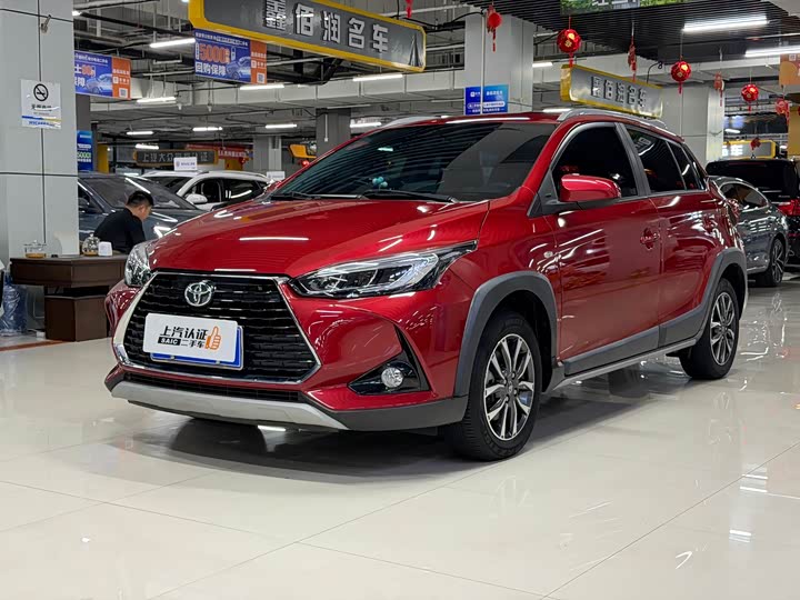 Фото 1 - Toyota Yaris L Hatchback