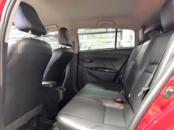 Фото 5 - Toyota Yaris L Hatchback