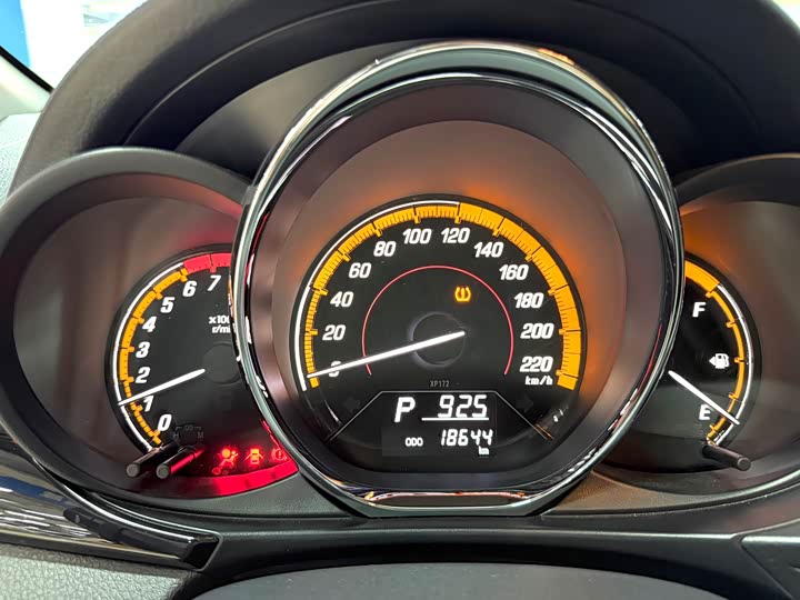 Фото 6 - Toyota Yaris L Hatchback