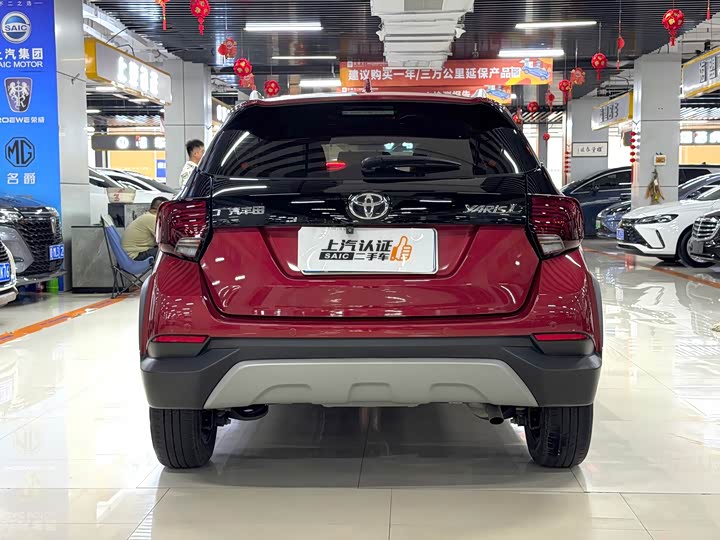 Фото 8 - Toyota Yaris L Hatchback