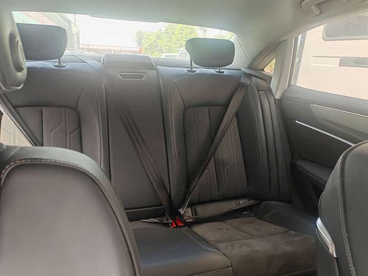 Фото 6 - Audi A7L