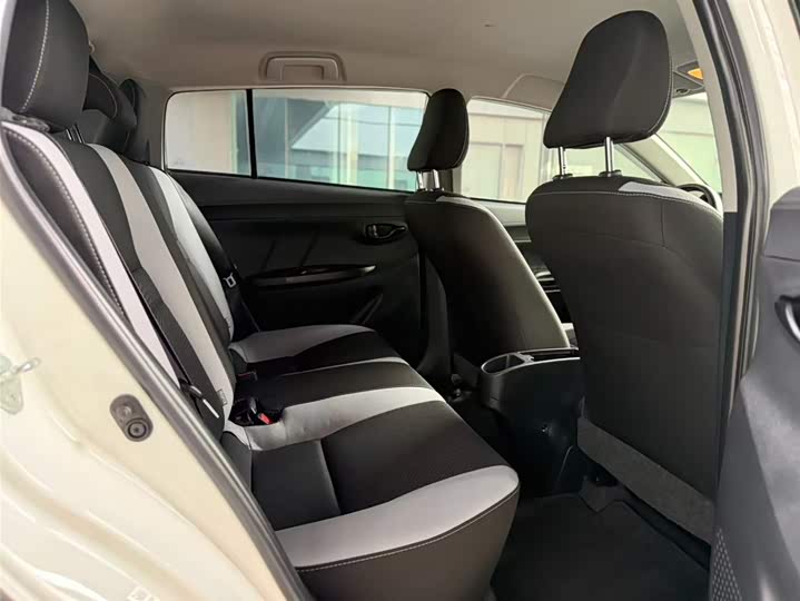 Фото 3 - Toyota Yaris L Hatchback