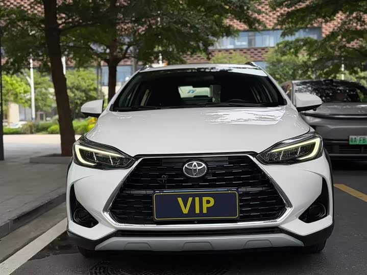 Фото 4 - Toyota Yaris L Hatchback