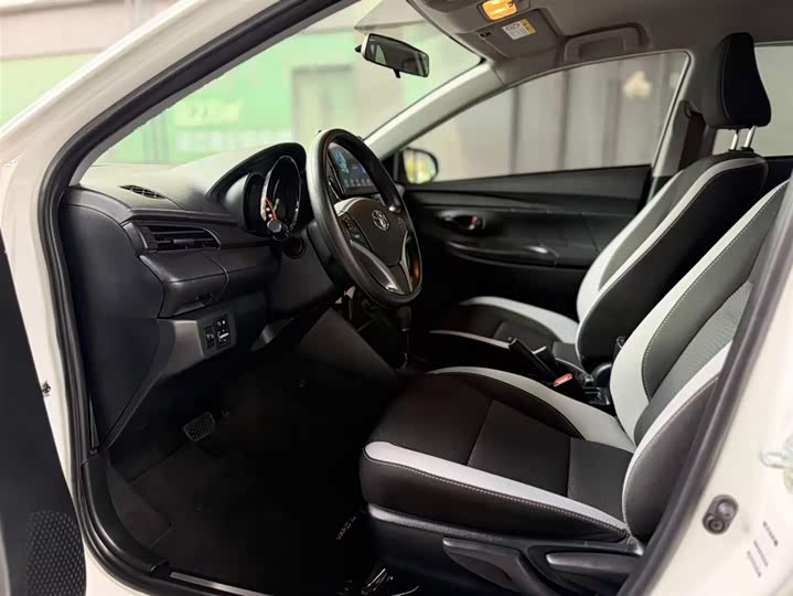 Фото 6 - Toyota Yaris L Hatchback