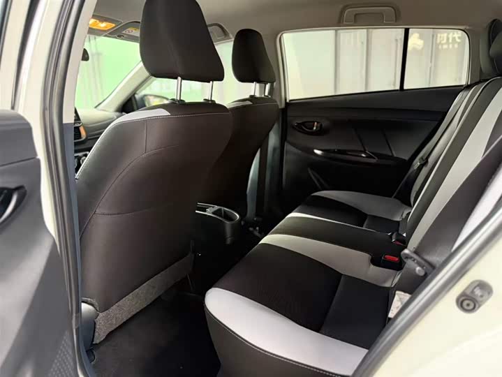 Фото 8 - Toyota Yaris L Hatchback