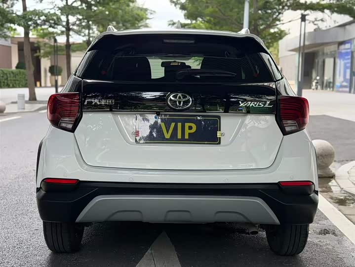 Фото 9 - Toyota Yaris L Hatchback