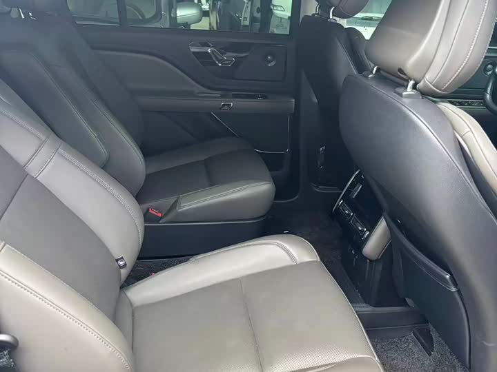 Фото 2 - Lincoln Aviator
