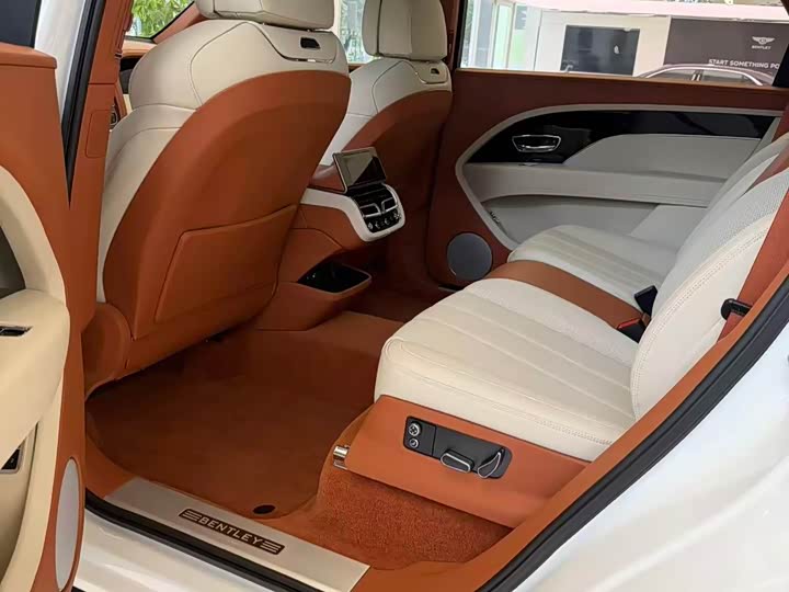 Bentley Bentayga 2026 2026款 4.0T V8 长轴距版
