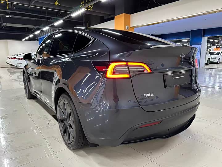 Zdjęcie 8 - Tesla Model Y