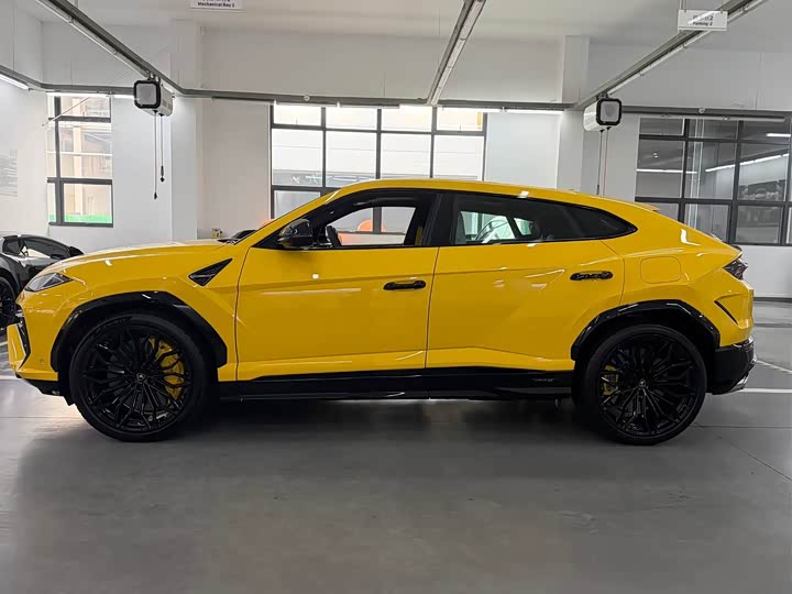 2025 Lamborghini Urus SE