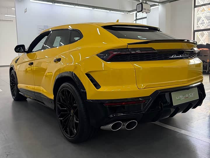 2025 Lamborghini Urus SE
