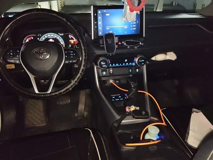Фото 6 - Toyota RAV4