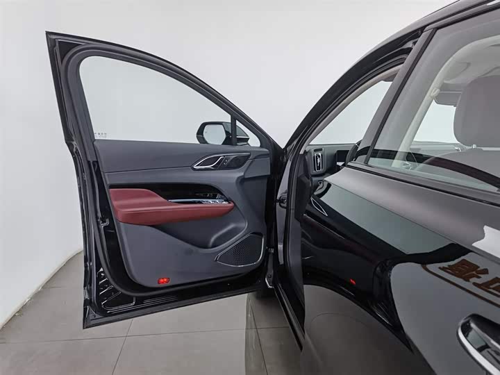 Фото 8 - Hongqi HS3 Hybrid
