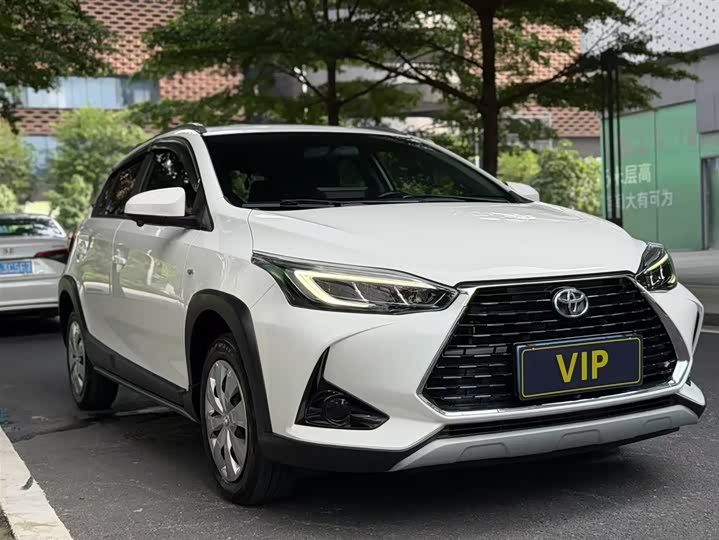 Фото 1 - Toyota Yaris L Hatchback