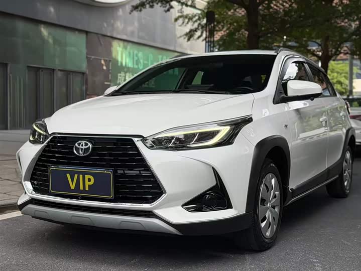 Фото 2 - Toyota Yaris L Hatchback