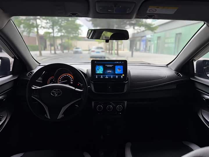 Фото 3 - Toyota Yaris L Hatchback