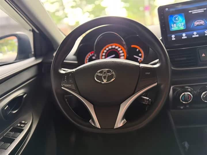 Фото 4 - Toyota Yaris L Hatchback