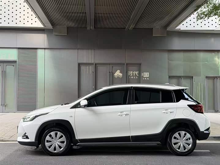 Фото 5 - Toyota Yaris L Hatchback